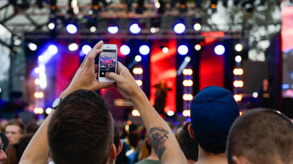 Besökare tar bild med sin mobil mot scenen på Eurogames. 