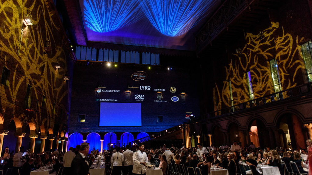 Adapt skapade en helhetslösning för SBCA gala. Kombinationen av projektion och ljus gav en effektfull inramning