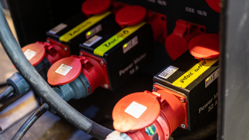 Närbild på Adapts energimätare anslutna till eluttag på Nordic Coffee Fest
