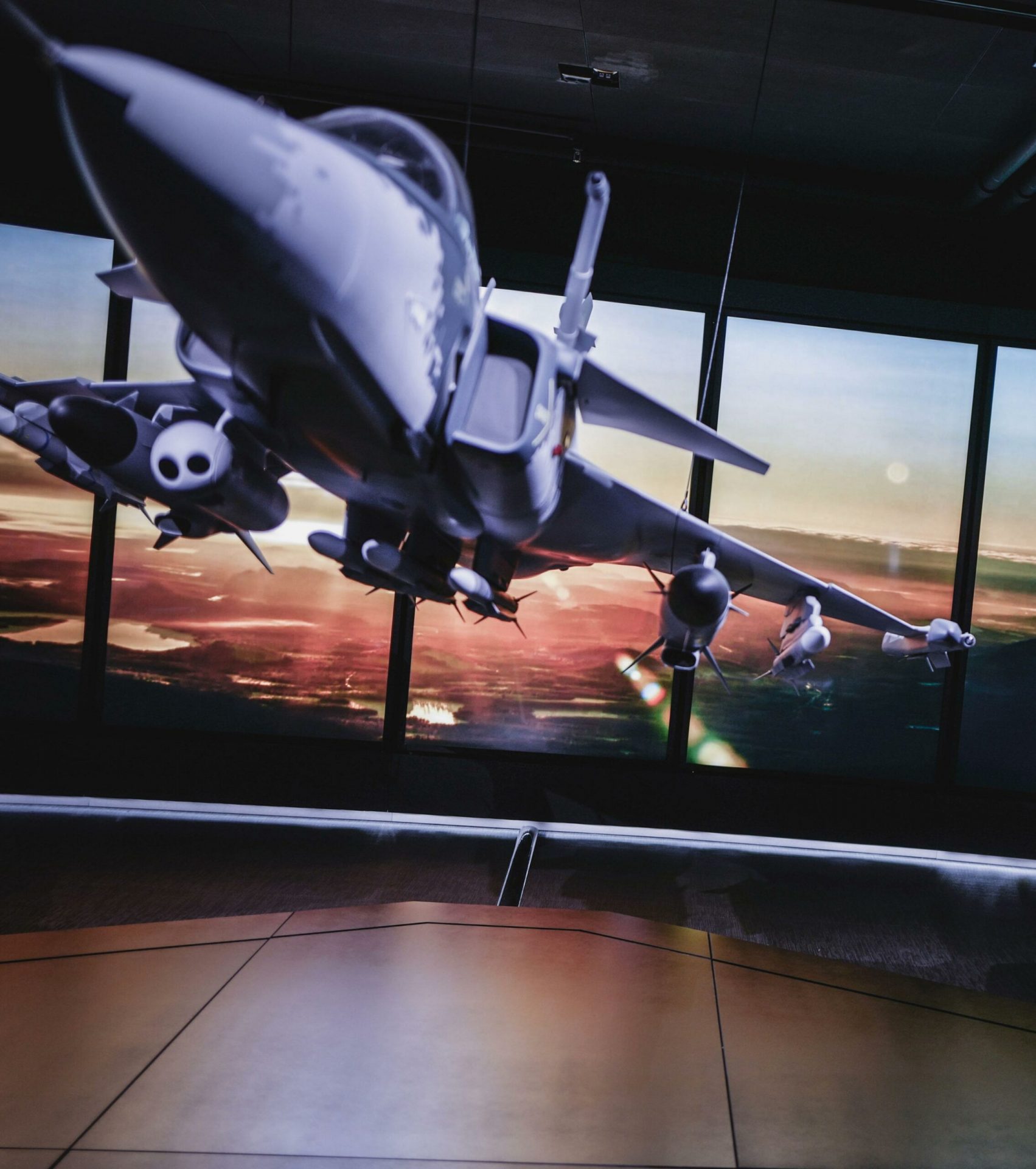 Installerade skärmar bakom ett flygplan