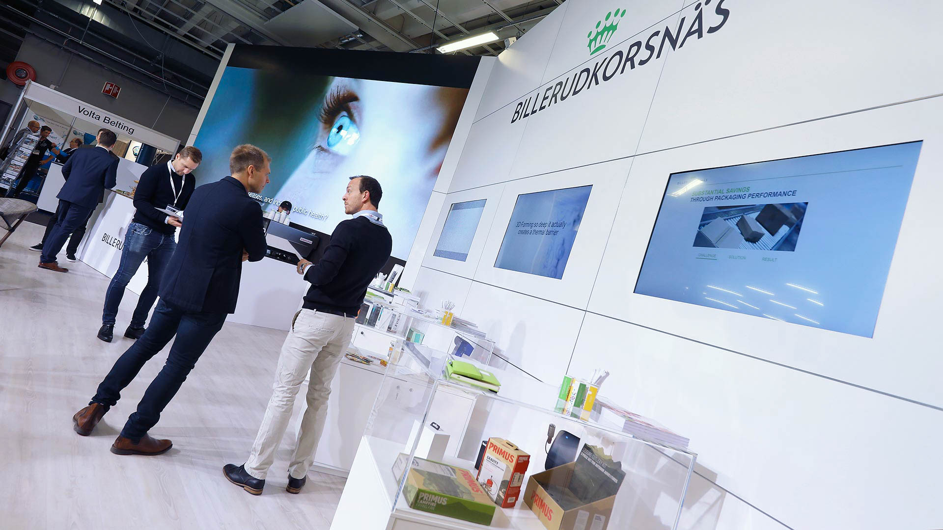 Kundansvarig projektledare montrar på mässa.