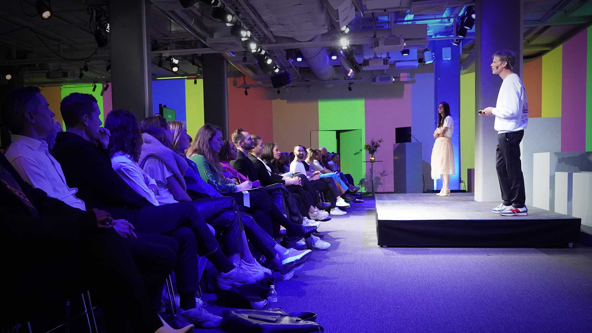 Publik i studio på kickoff