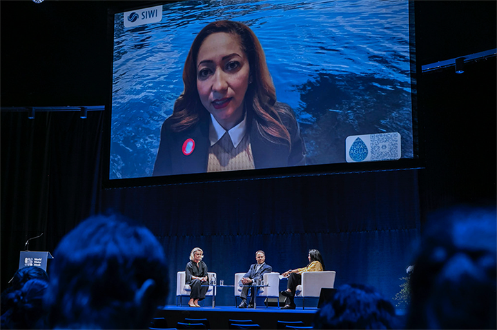 Bild på scen med talare water week 2024