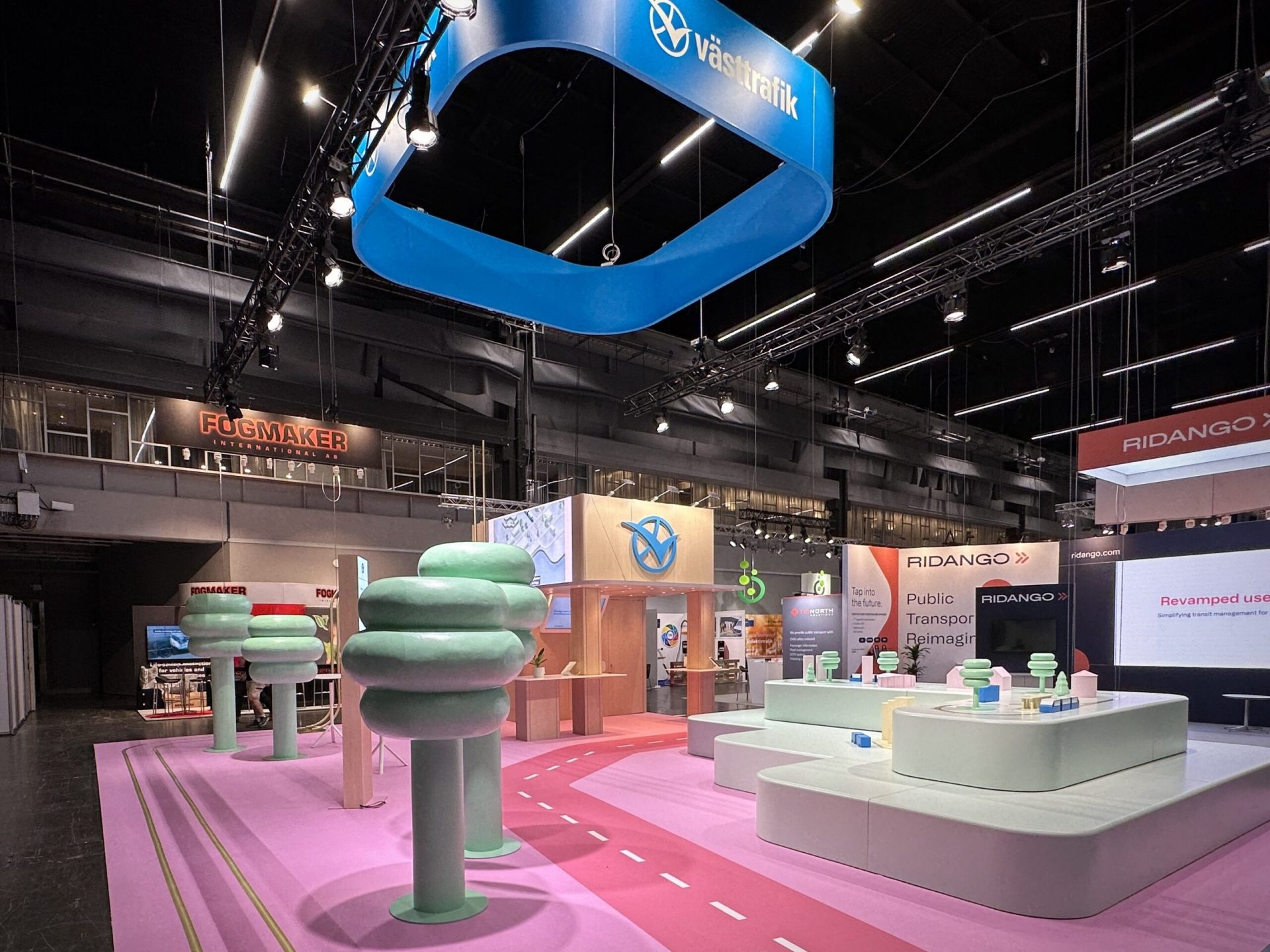 Överblick av Västtrafiks monter med trädetaljer och varumärkeslogga