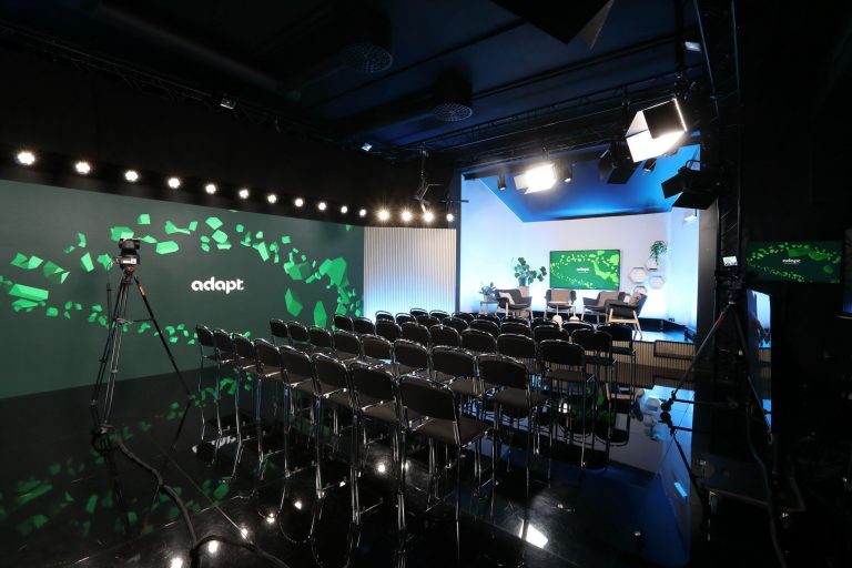 Bild av streamingstudio i Stockholm med LED-skärm och sittplatser för event eller hybridproduktion.