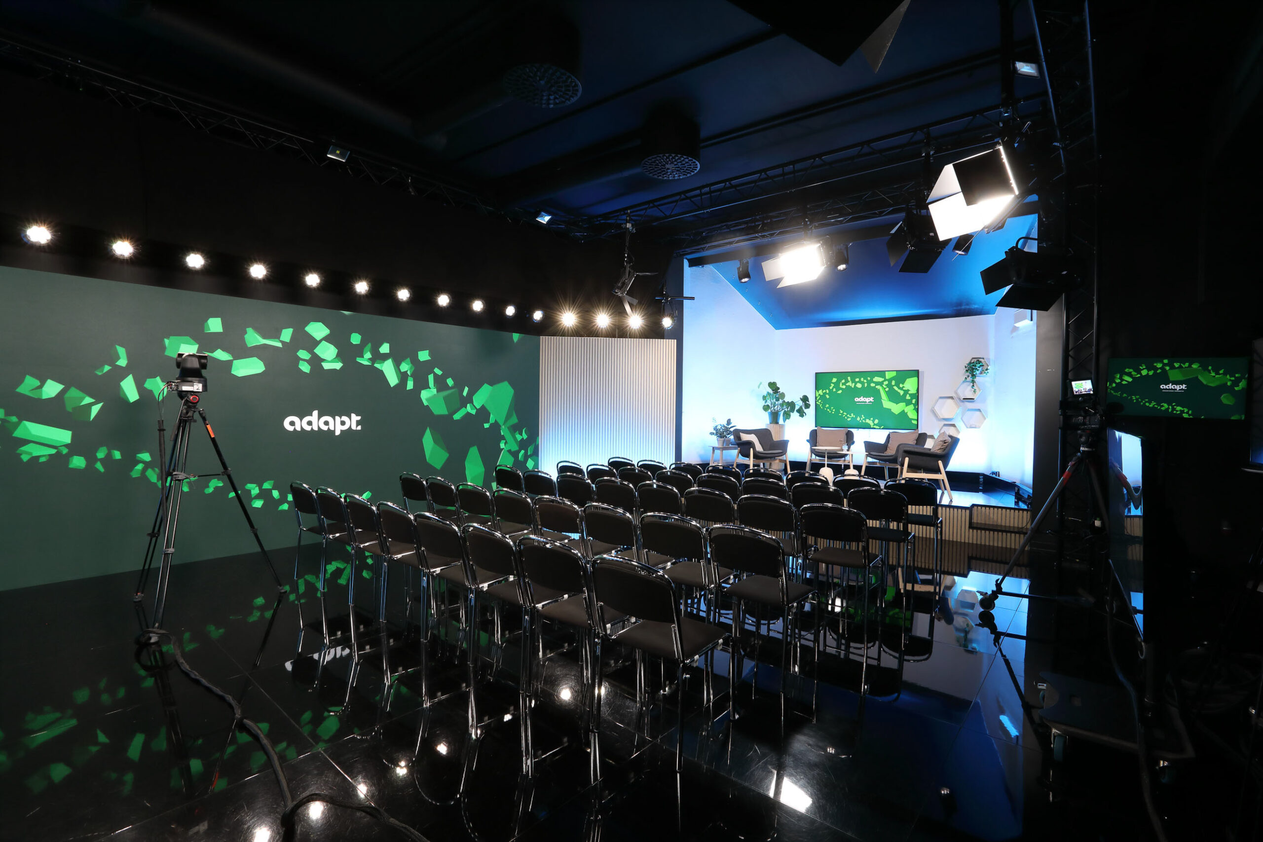 Bild av streamingstudio i Stockholm med LED-skärm och sittplatser för event eller hybridproduktion.