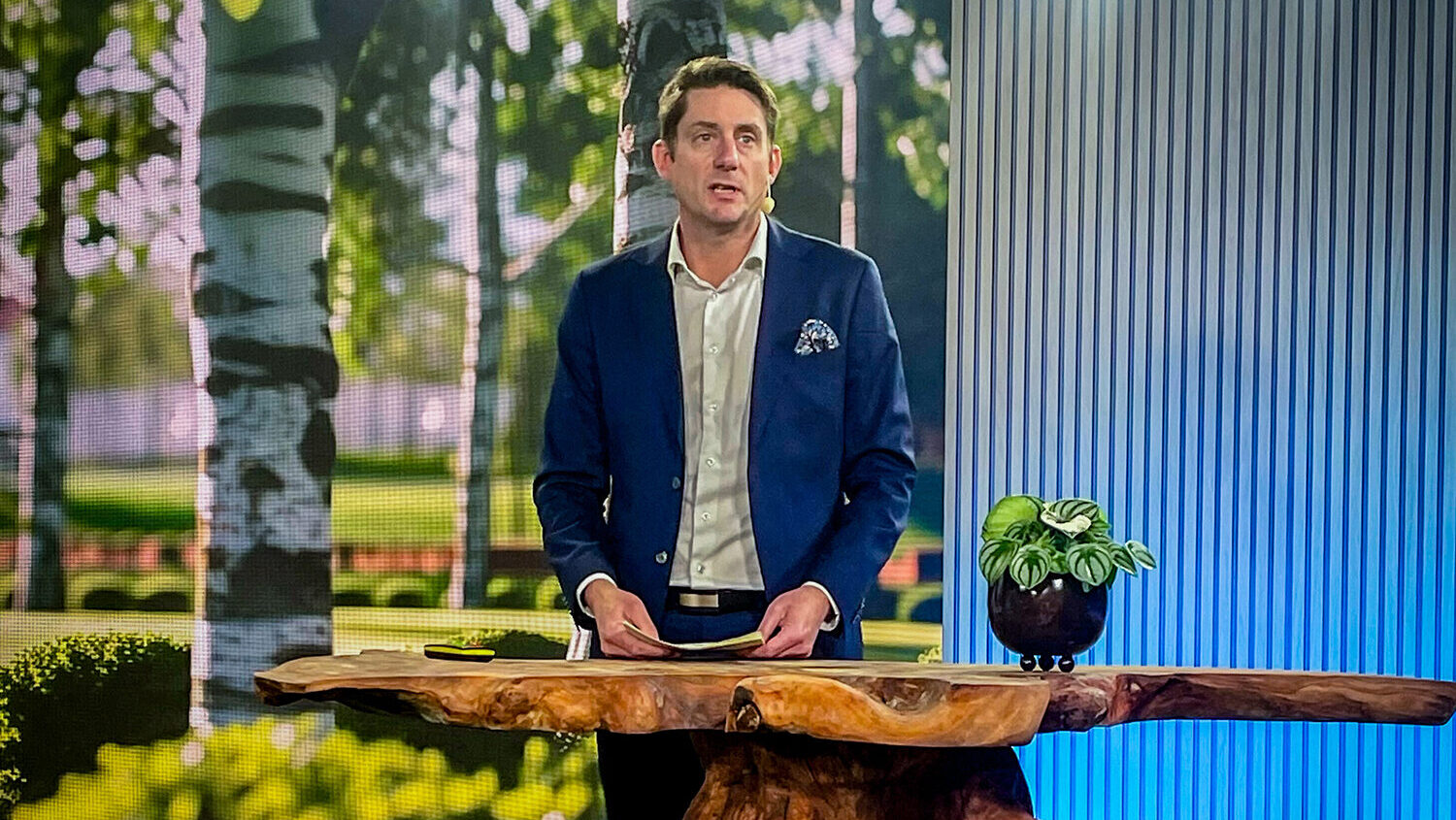 Talare presenterar vid Green Landscaping Groups kapitalmarknadsdag, med naturinspirerad bakgrund