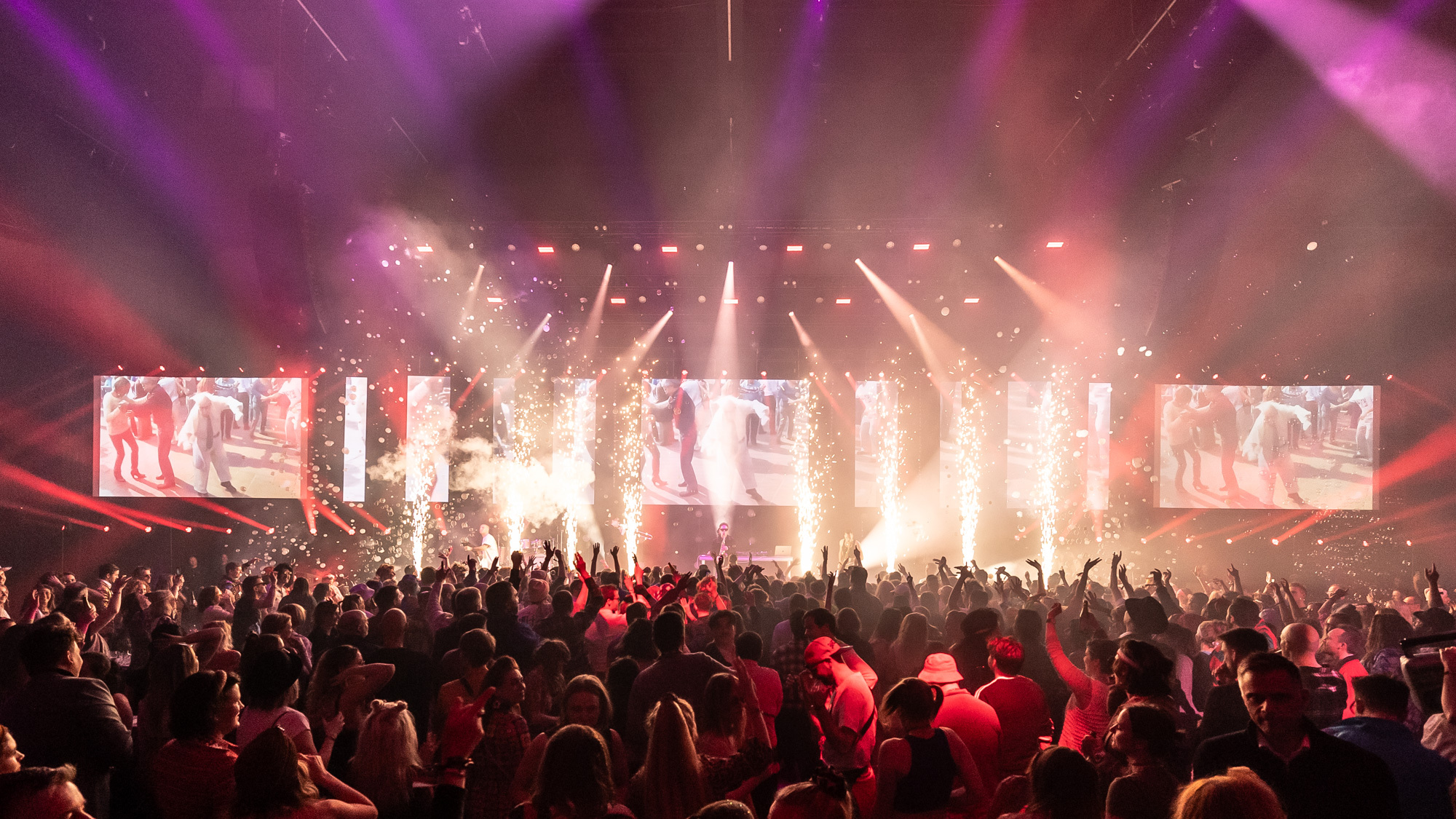 Schibsted Marketplaces rebranding till Vend på Svenska Mässan, konferens i Kongresshallen med fyrverkerier.