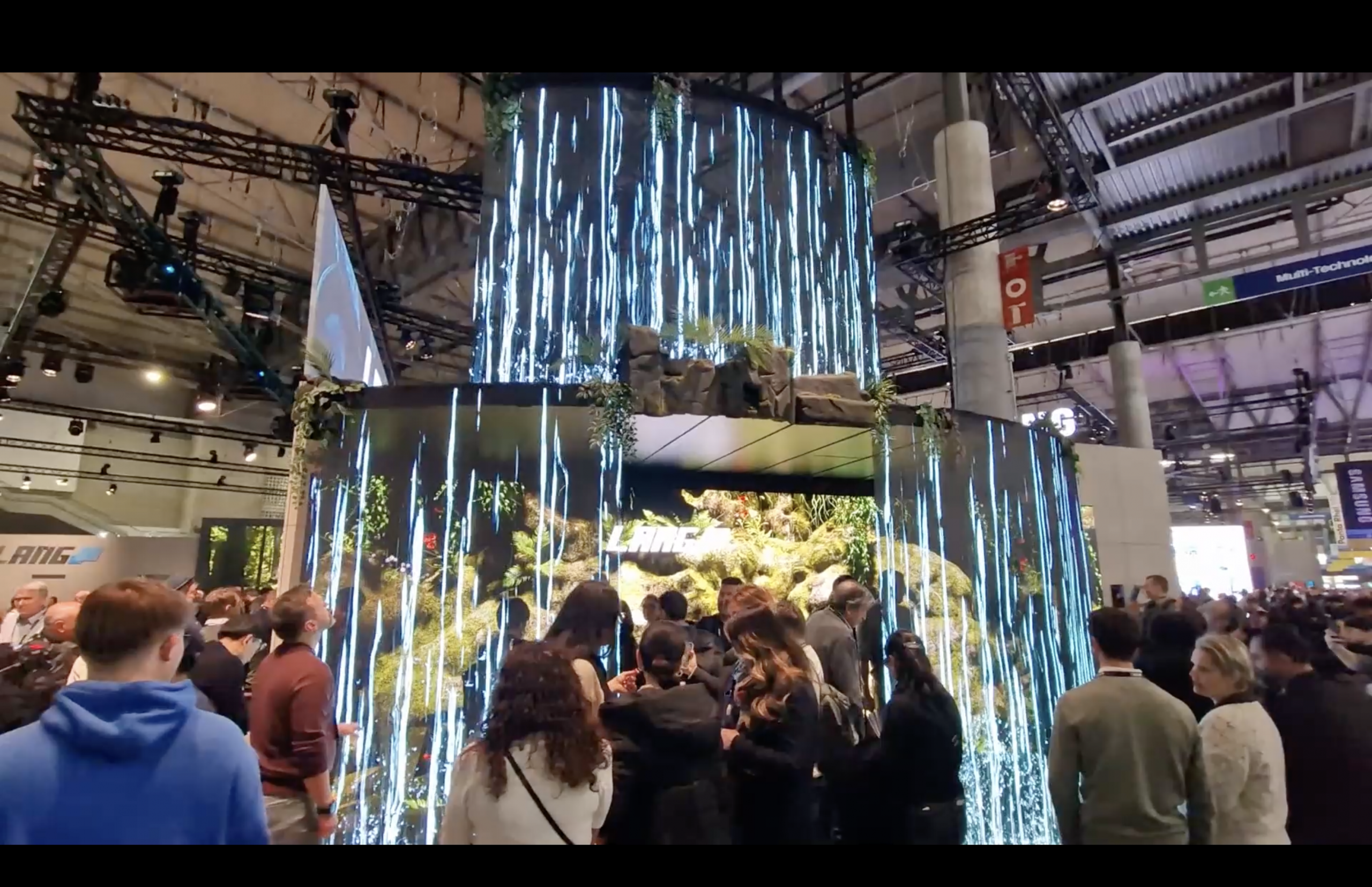 Transparent led-skärm visar ett vattenfall